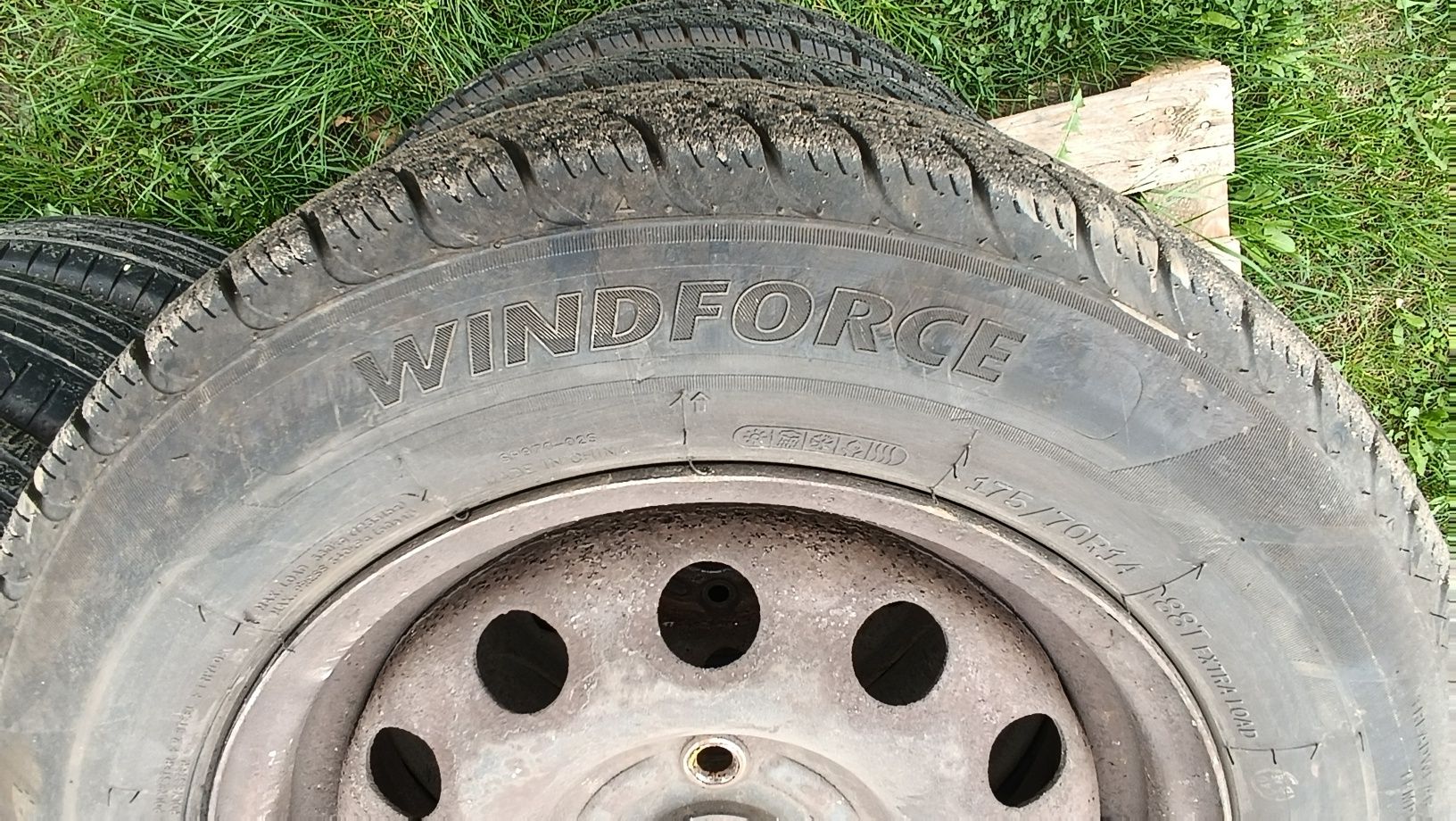 Koła z oponami wielosezonowymi 175/70R14 88T 4x8mm