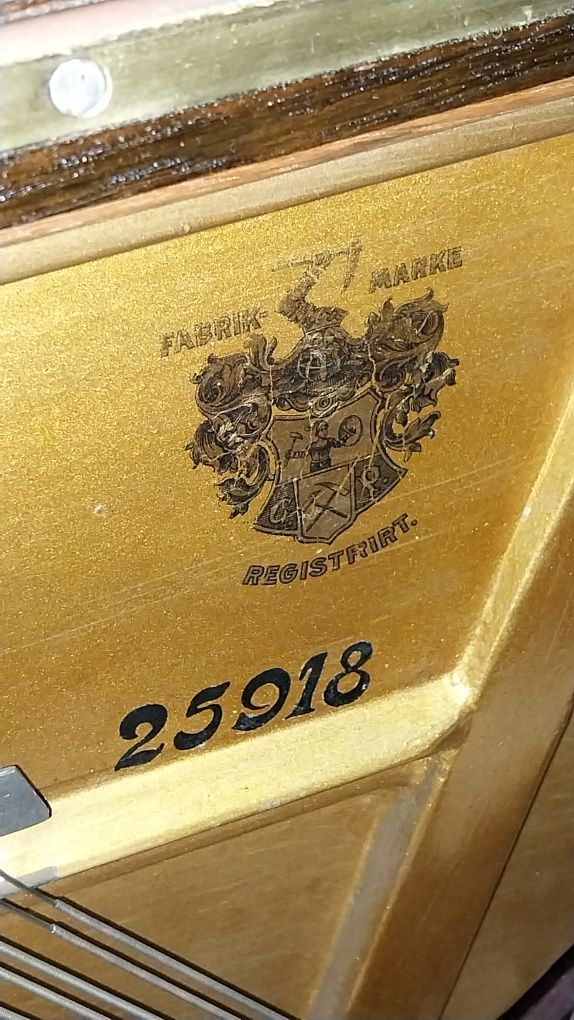 Piano acústico vertical Perzina vintage em estilo Art Deco
