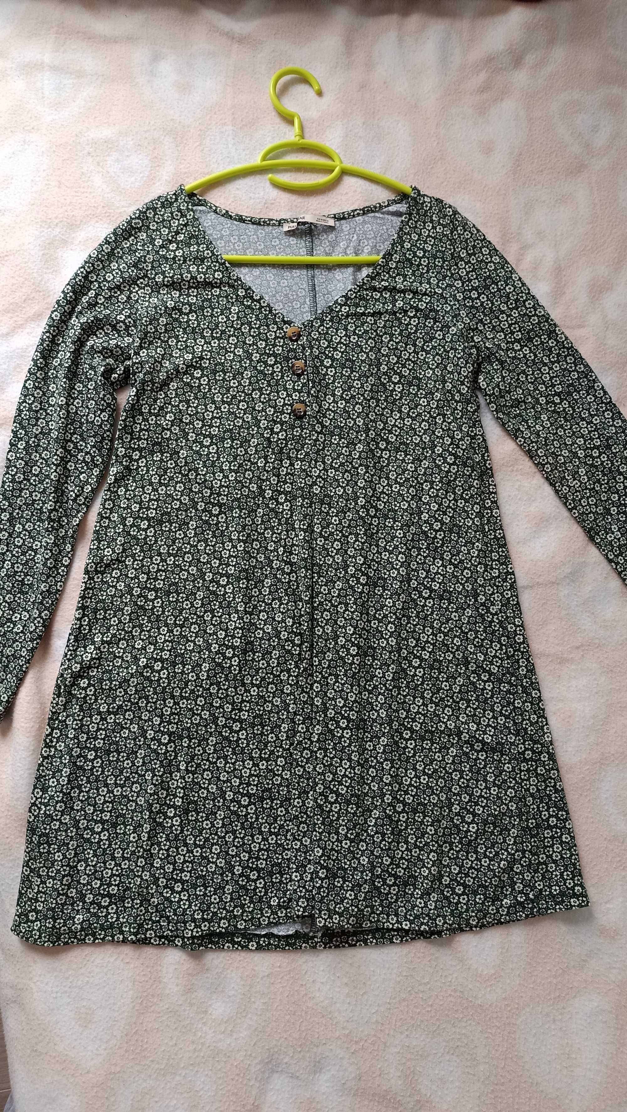 Ciemnozielona sukienka tunika w kwiaty Pull & Bear