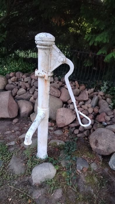 Pompa ręczna -dekoracja ogrodu.