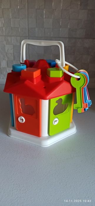 Розвиваюча гра Теремок, іграшка-сортер у формі будиночка з ключиками