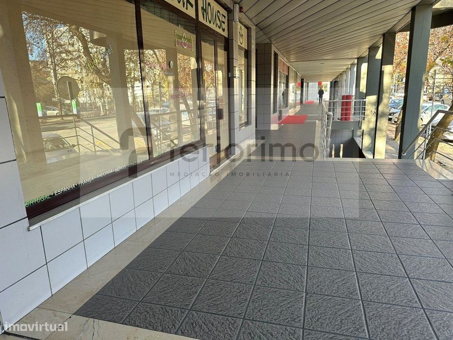 Loja Com 75 M2 - Comercio Ou Serviços *** - Azurem - Quintã