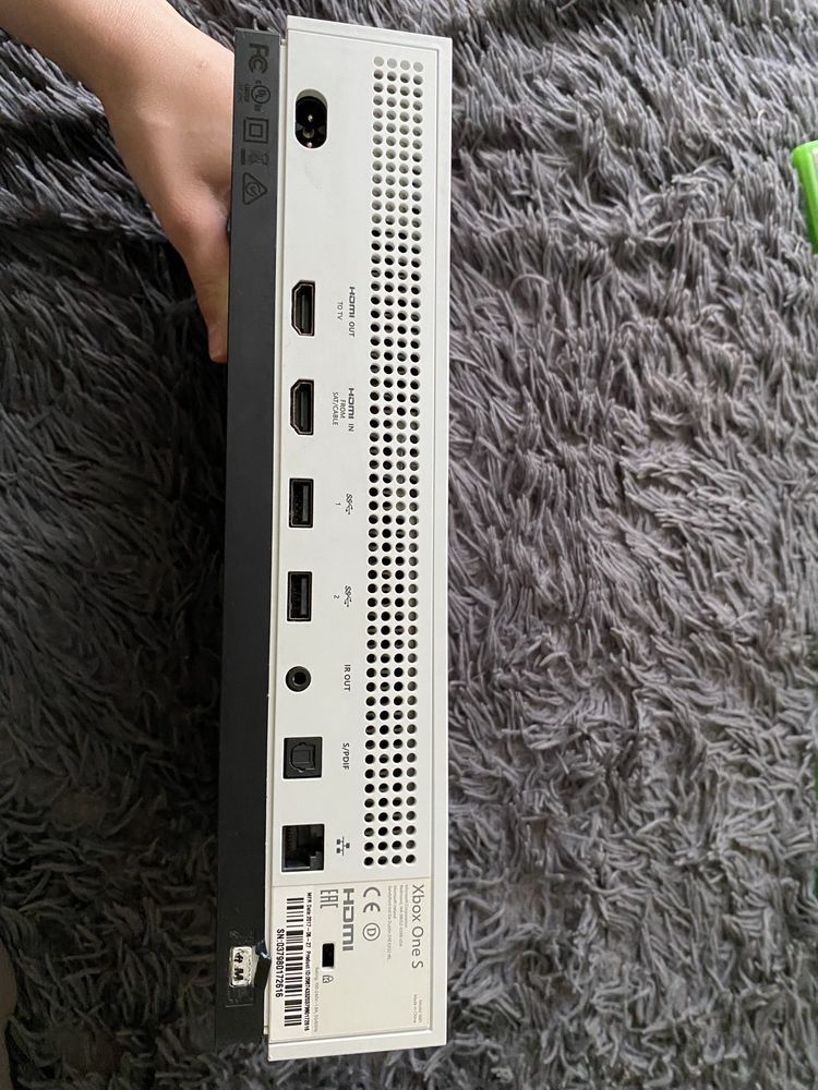 X Box One S 1 TB ( zestaw : pad, kable , 8 gier)