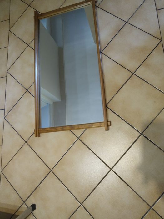 Lustro w drewnianej ramie