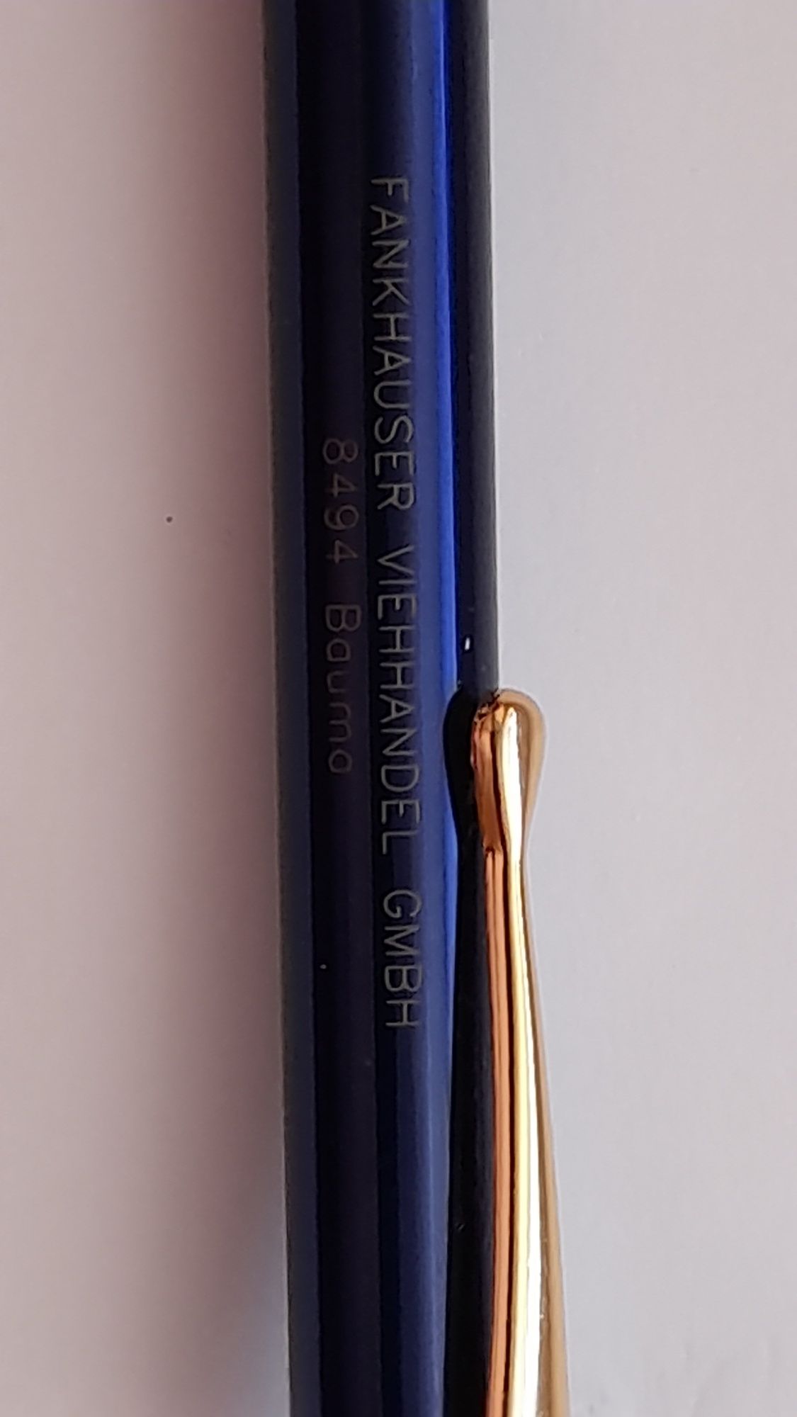 Металева шарікова ручка.