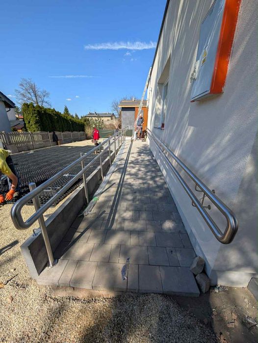 Balustrady nierdzewne podjazdy dla osób niepełnosprawnych