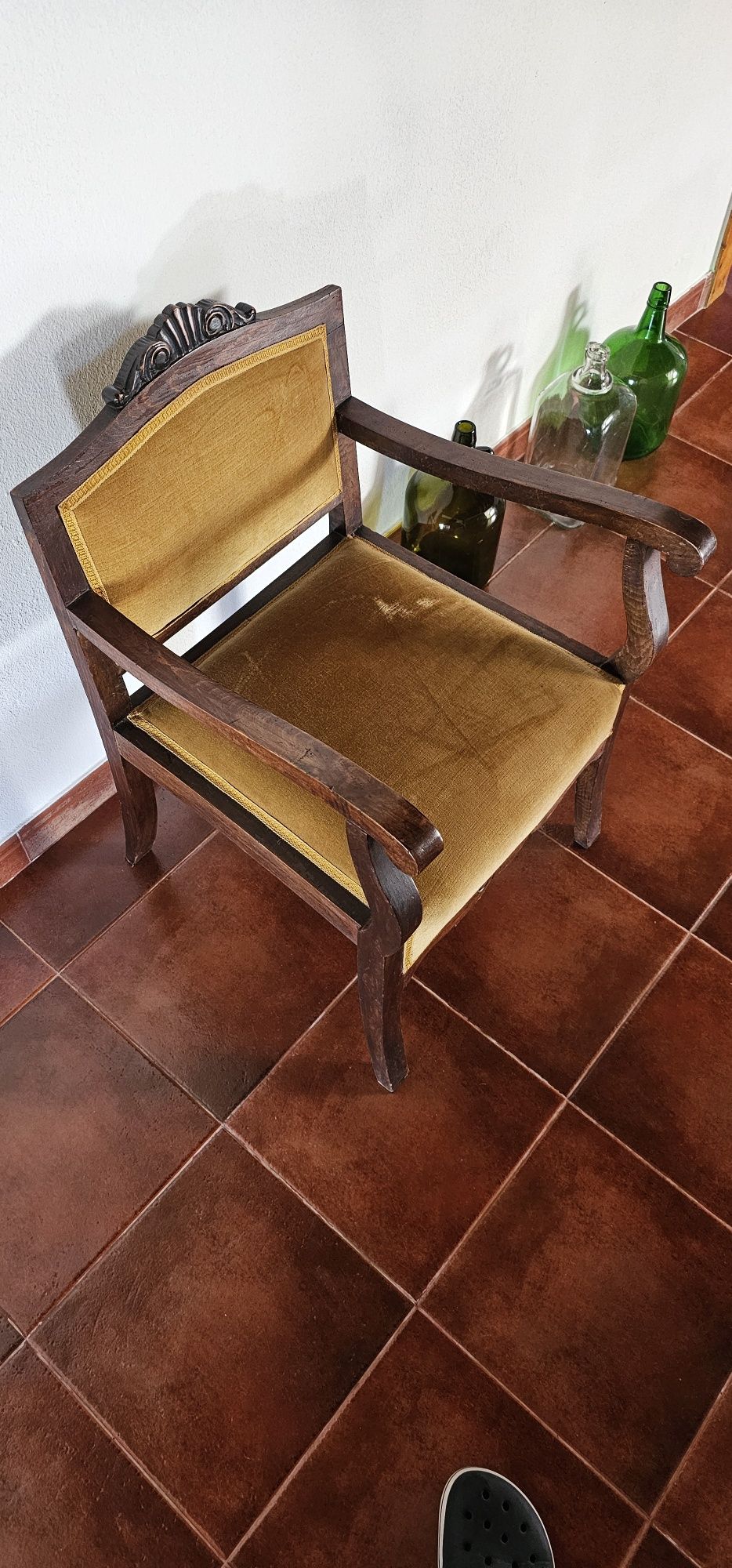 Cadeira vintage rústica com tecido em veludo