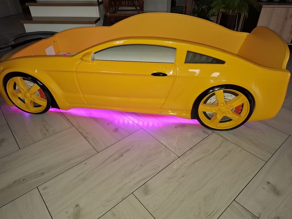 Łóżko w kształcie  samochodu