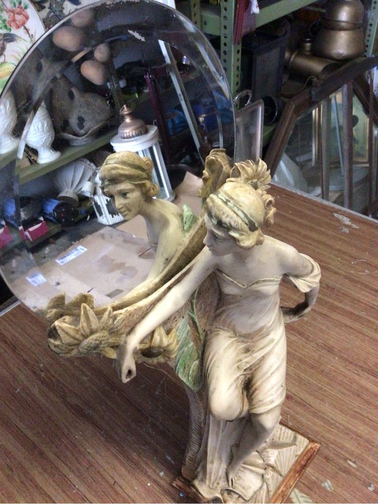 Estatueta em marfiniti com espelho lapidado com 45 cms de altura