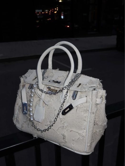 Біла сумна у неймовірному стилі