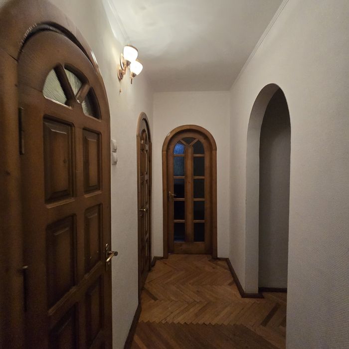 ДОБРОТНА 3 кімнатна квартира біля торгового центру