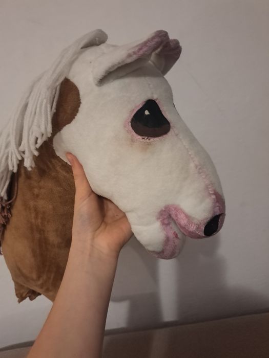 Brązowo biały hobby horse