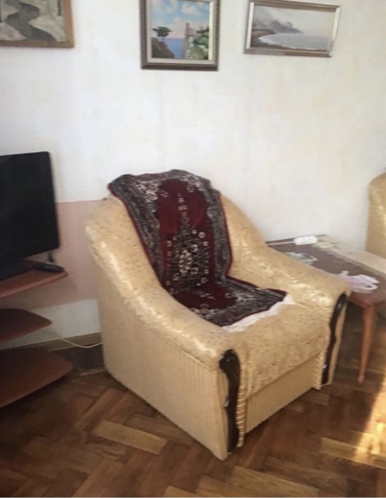 СРОЧНО просторная комната Украинский театр  свободна диван и 2 кресла