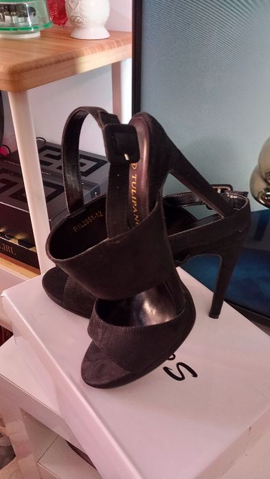 Sandalia alta em bom estado