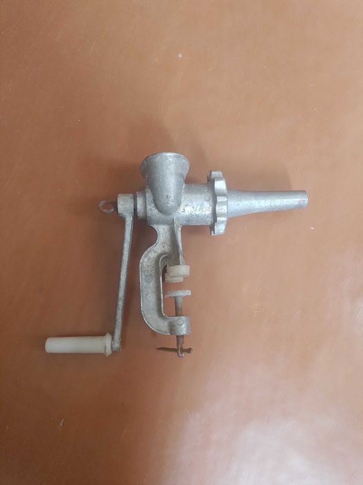 Мясорубка. Сокодавка со струбциной СССР. алюминиевая.