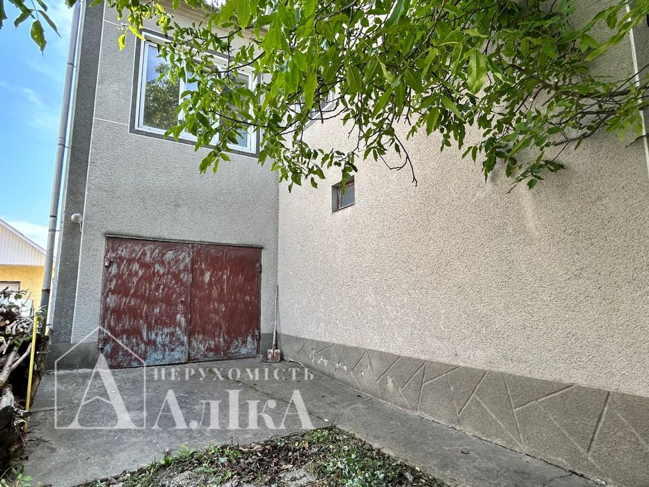 Продам 2-поверховий будинок в хорошій локації