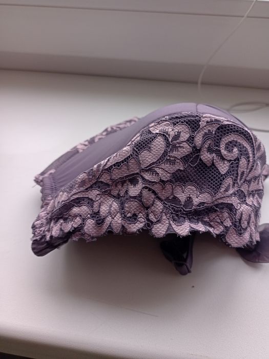 Бюстгальтер жіночий