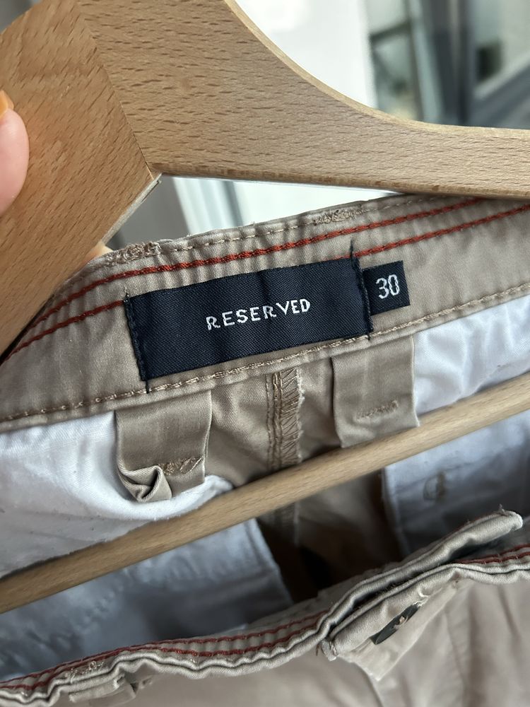 Beżowe spodnie Reserved