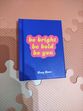 Motywujące cytaty po angielsku "be bright be bold be you" Lucy Lane