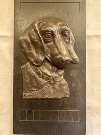 Płaskorzeźba przedstawiająca psa rasy jamnik