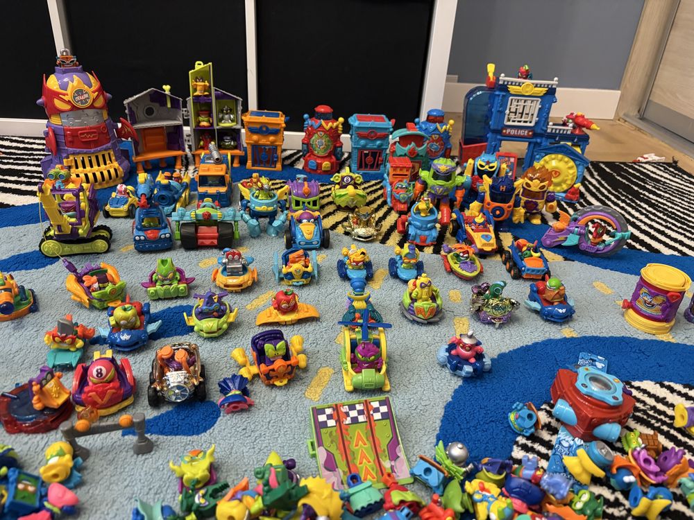 MEGA zestaw Super Zings 243 figurki + pojazdy + bazy +labolatorium itp