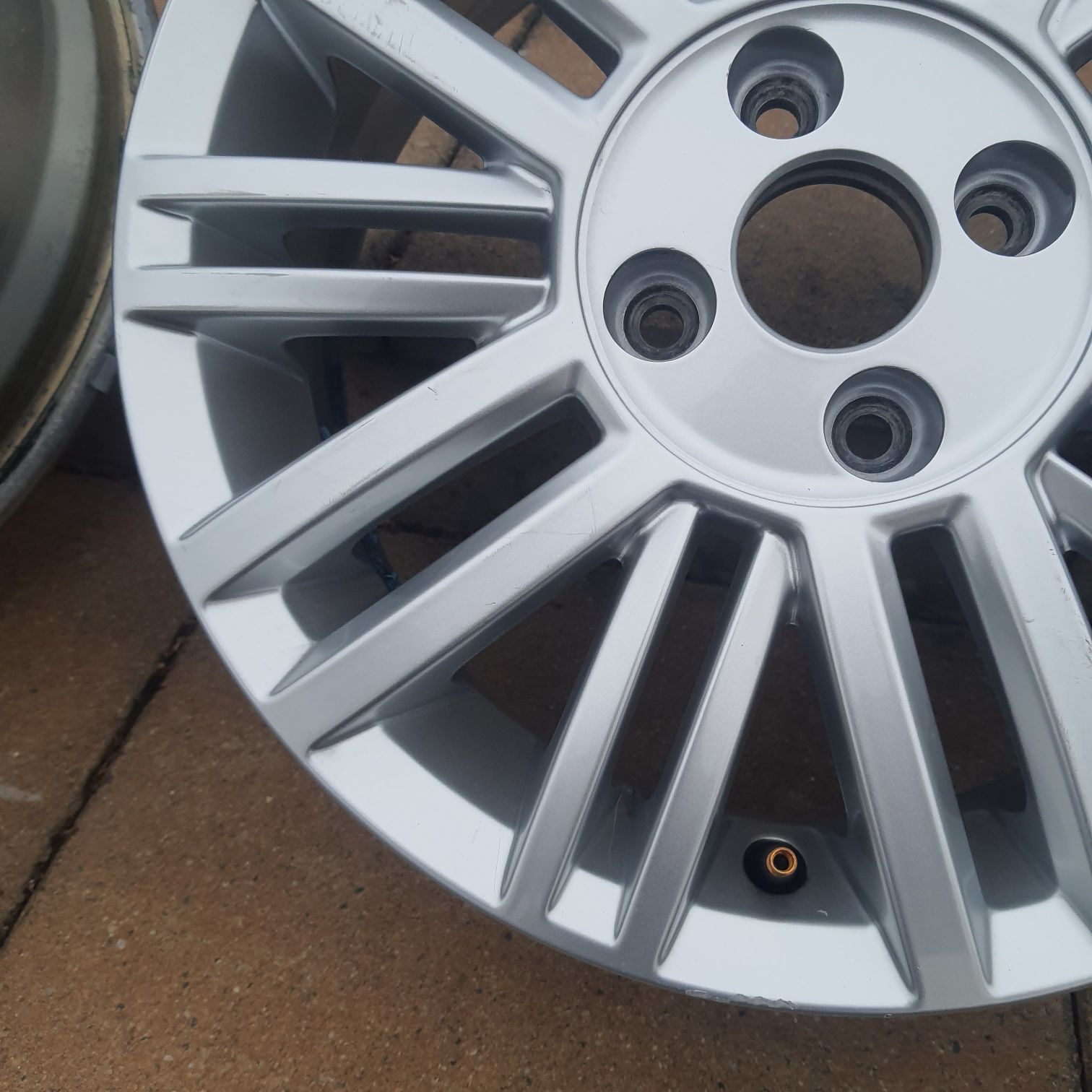 Felga 15cali 4x100 5.5j et41 oryginal Vw UP Ładna