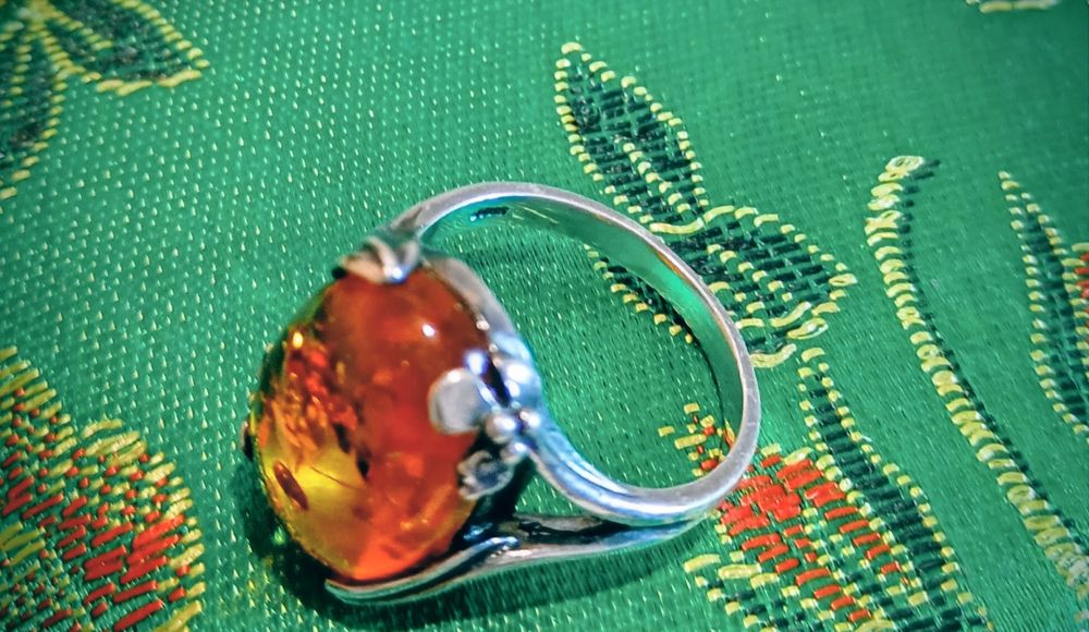 Срібна каблучка з бурштином