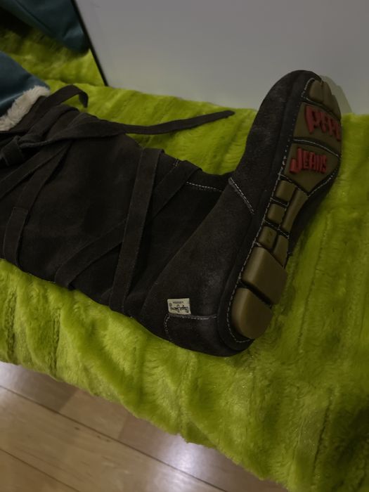 Botas em pele castanha foro em pelo