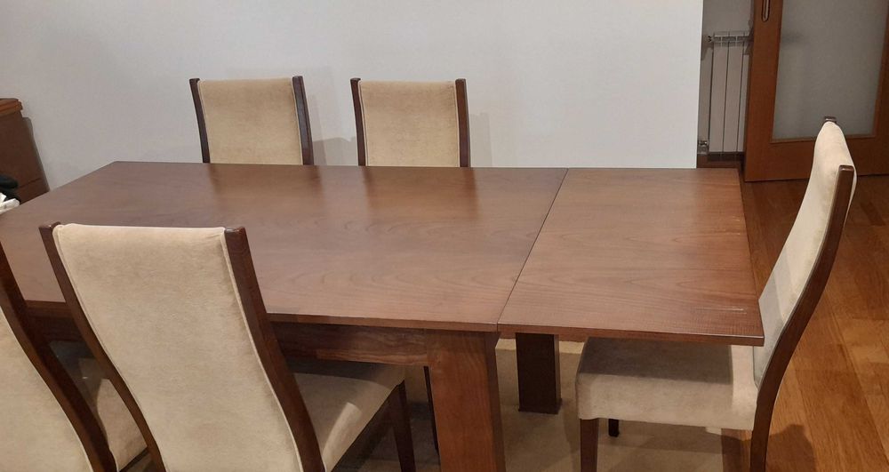 Mesa em castanho com 6 cadeiras