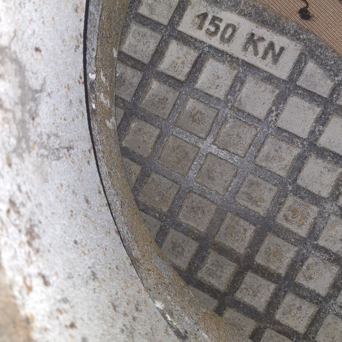 Właz  żeliwny  z kołnierzem