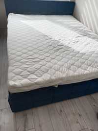 Granatowe łóżko ze schowkiem