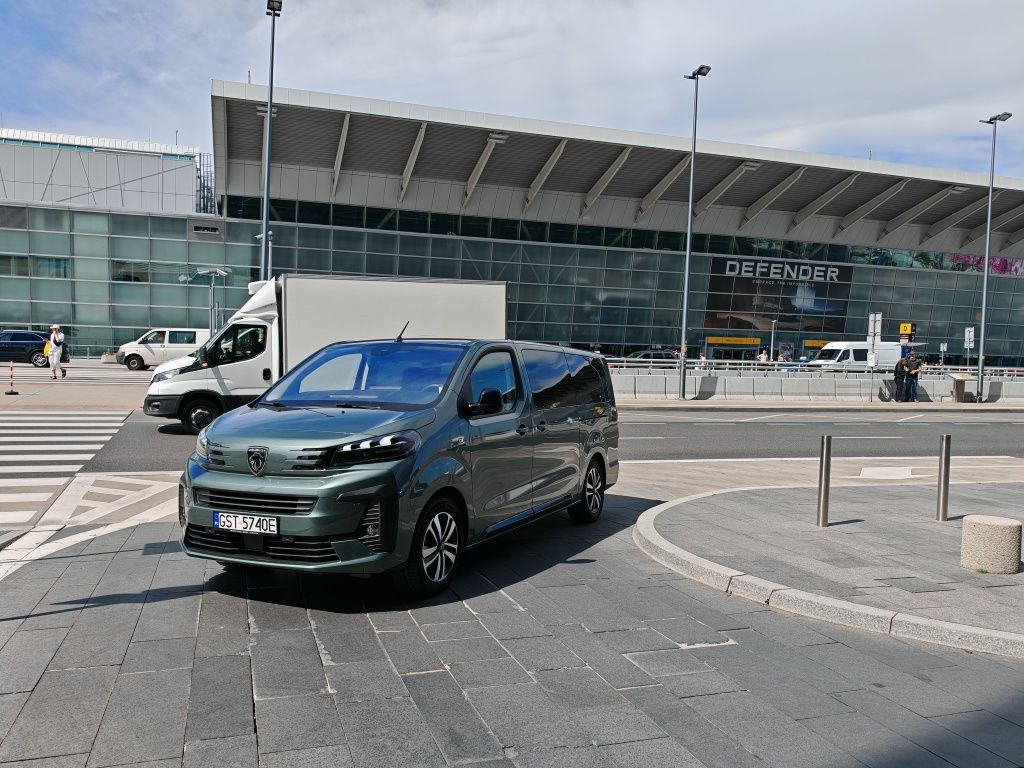 Wynajem bus 8 osobowy Peugeot Traveller long 2024 wypożyczalnia