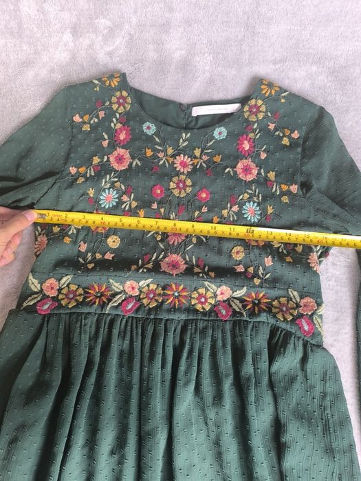 Sukienka haftowana ZARA zielona