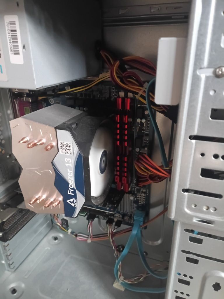 Komputer z monitorem