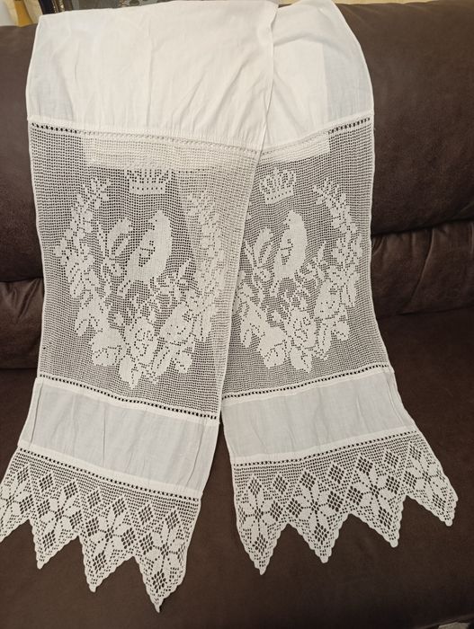 Дуже гарний старовинний рушник з мереживом.