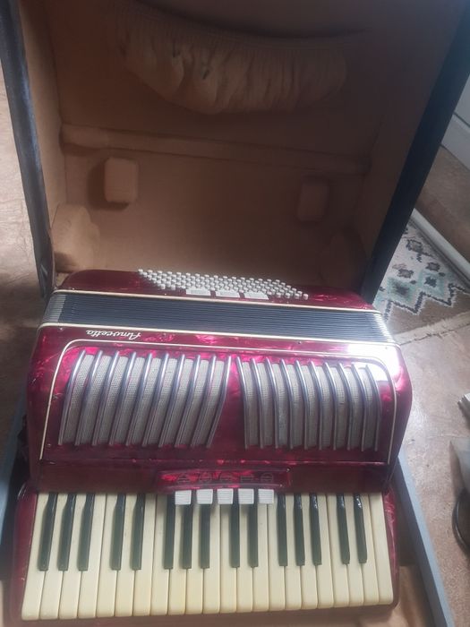 Аккордеон Amoretta Италия  80басов. 5 басов 3 рег. Отличное состояние.