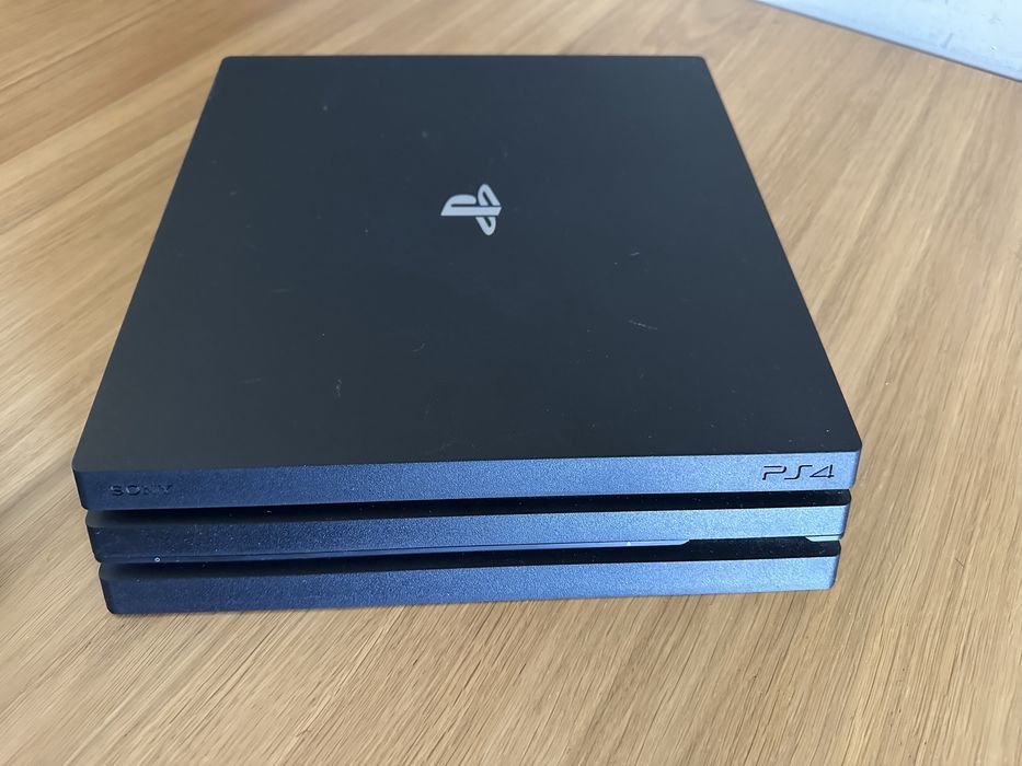 PS4 Pro - 1 TB - com comando - 120,00 euros