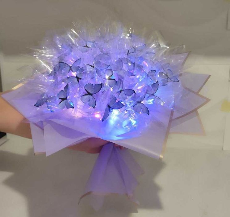 Букет з метеликів що світяться.