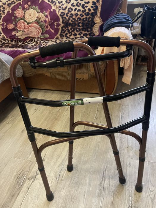 Ходуни крокуючі фіксовані для людей похилого віку