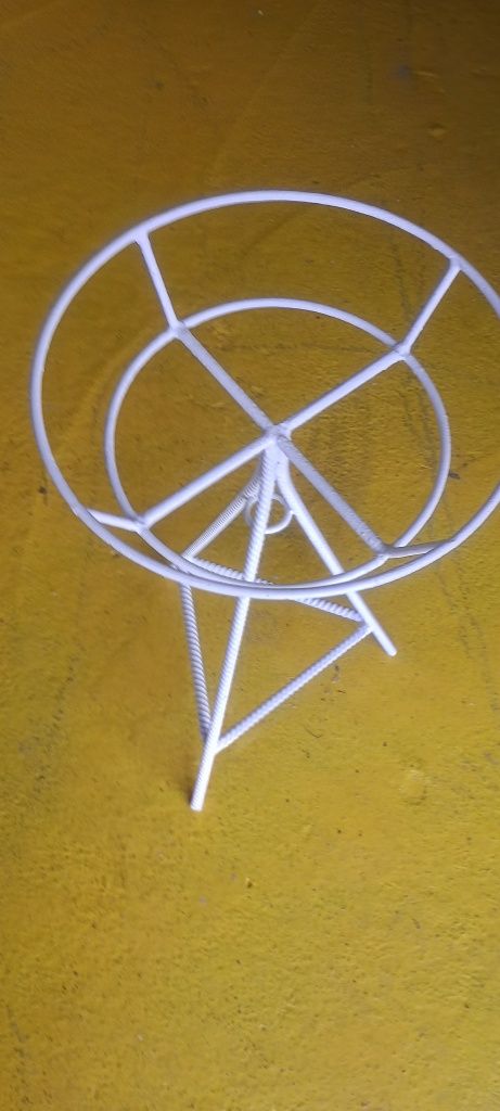 Metalowy stojący kwietnik