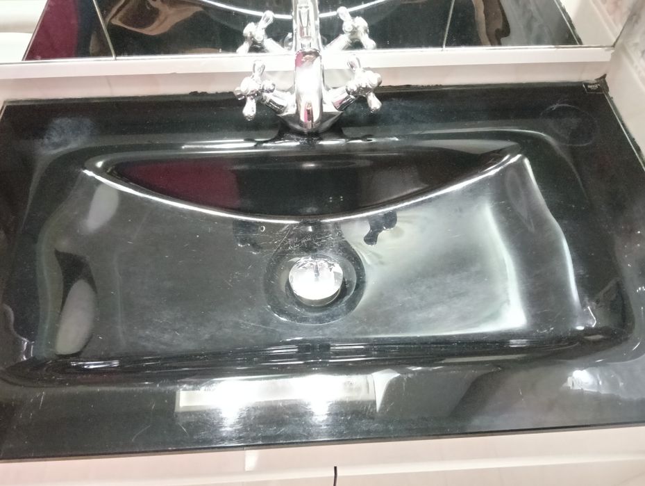 lavatório com marcas de uso