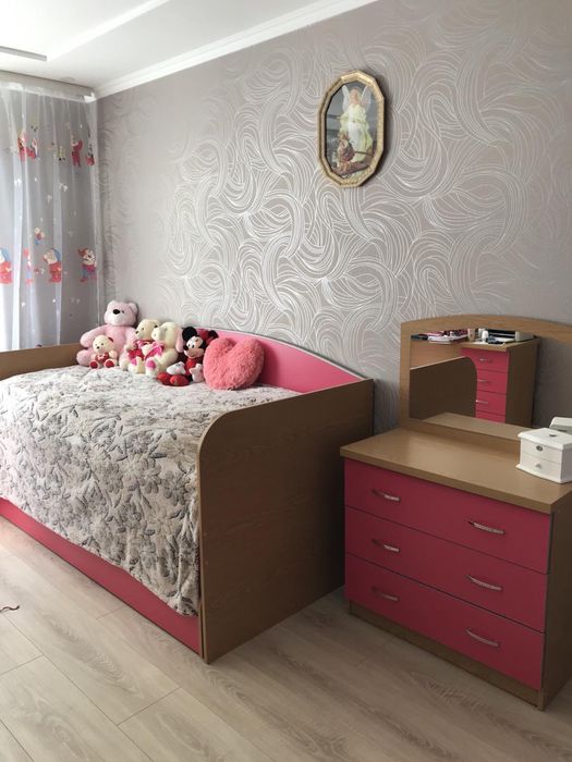 Комод з дзеркалом для дівчинки Трюмо