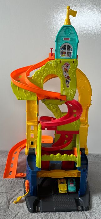 Tor, zjeżdżalnia, garaż Fisher Price