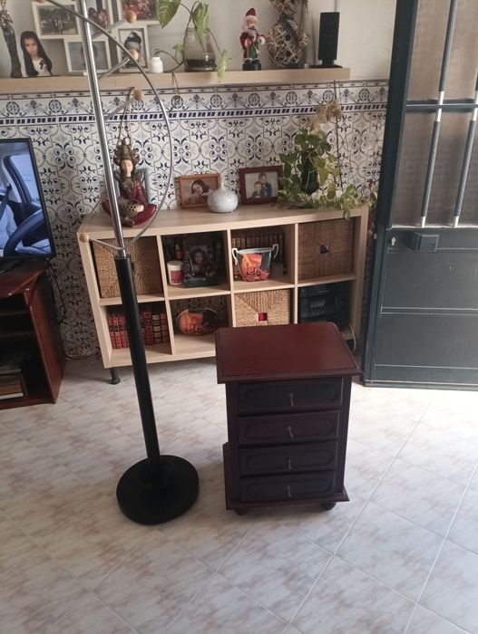 Bengaleiro e mesa de cabeceira