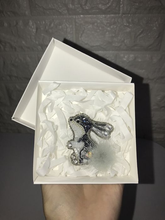 Брошка ручної роботи зайчик - сірий кролик, оригінальний аксесуар