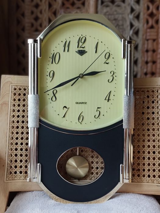 Vintage - Stylowy - Zegar ścienny - Marka ELIH - Lata '90