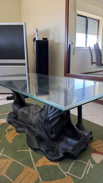 Mesa de vidro, com um pequeno buraco na boneca