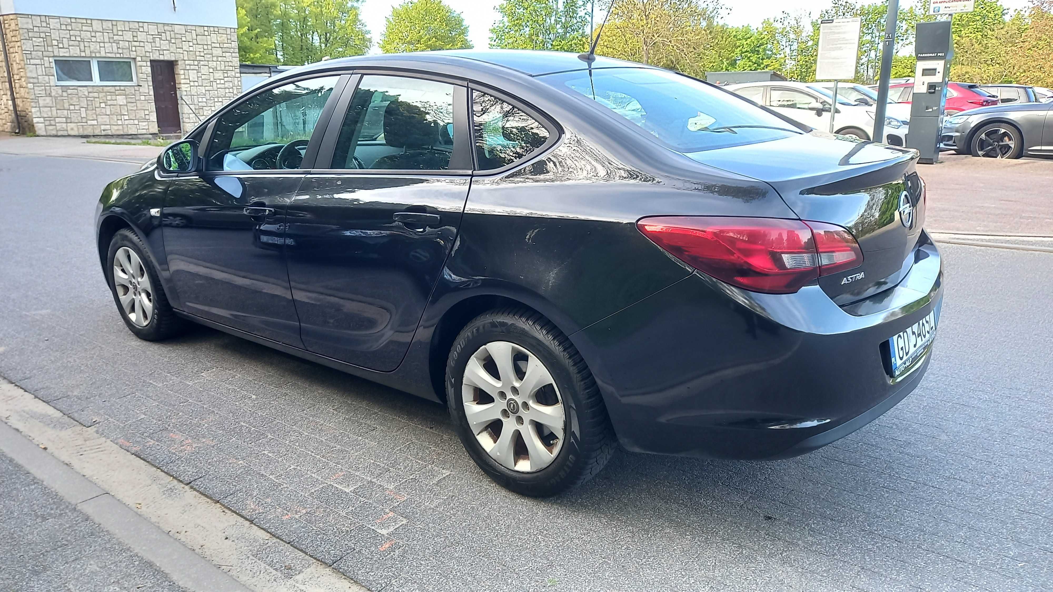 Opel Astra 2016r 1.6 benz+gaz LPG 187tys km sedan stan BDB po serwisie
