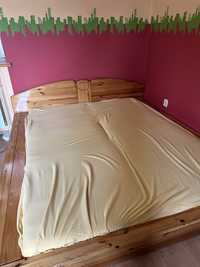 Duże łóżko z materacem