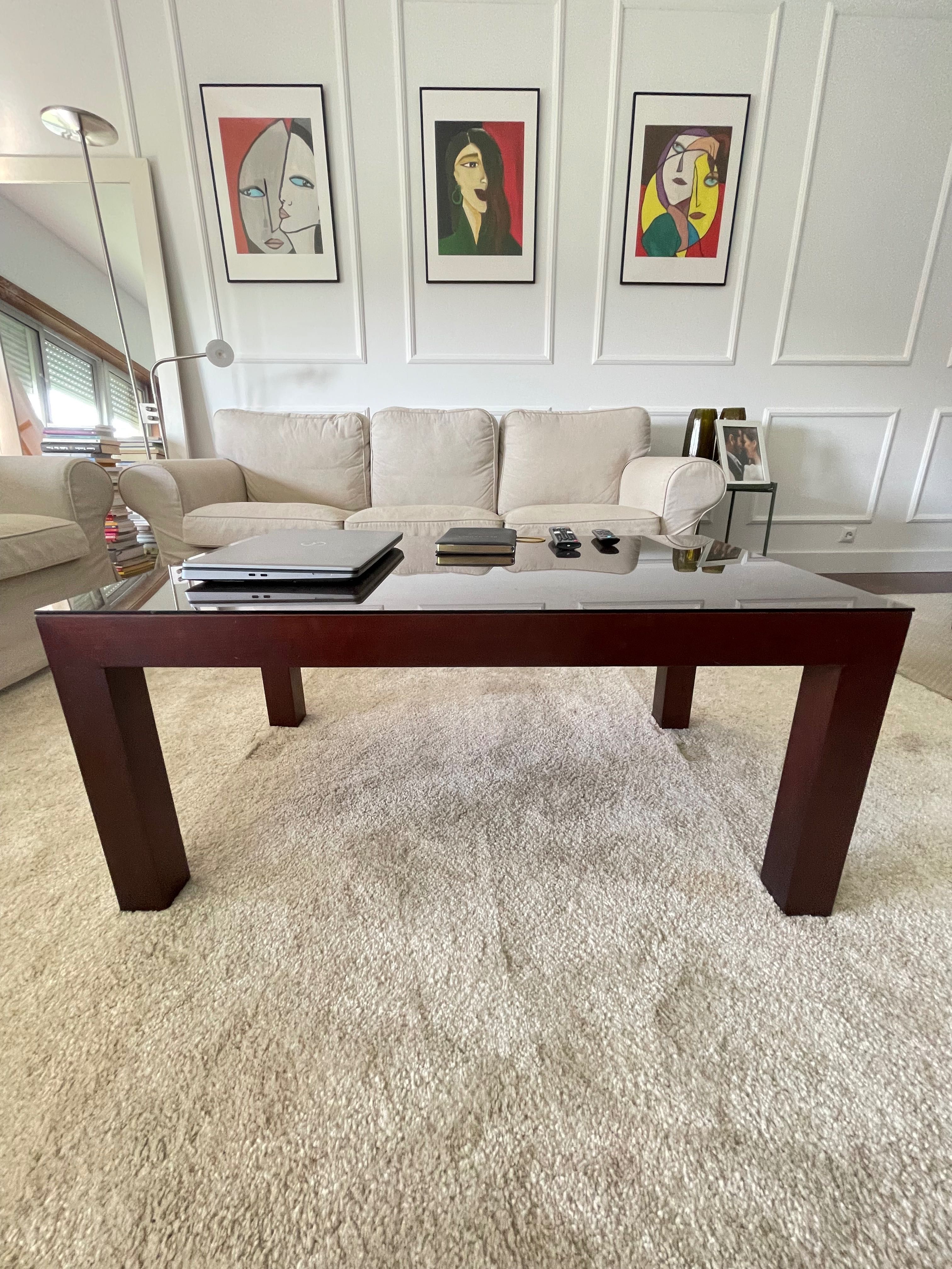 2 sofas, tapete e mesa de centro de 3 lugares